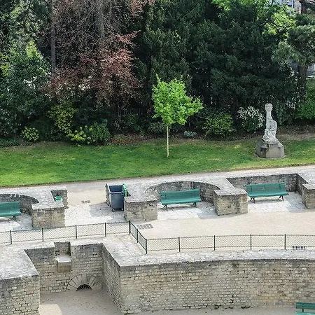 Des Arenes מלון