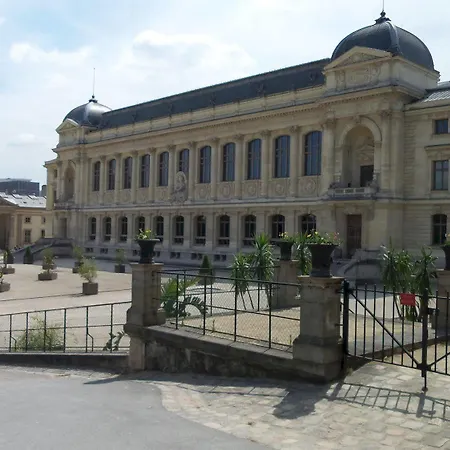Des Arenes מלון